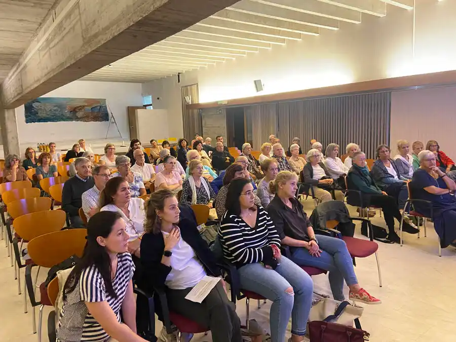 Vista frontal dels assistents a la conferència sobre l'acompanyament amb persones amb demència des de la cura familiar, que es farà al Museu de la Mediterrània organitzada per la Fundació-Asil Hospital de Pobres i Malalts de Torroella de Montgrí.