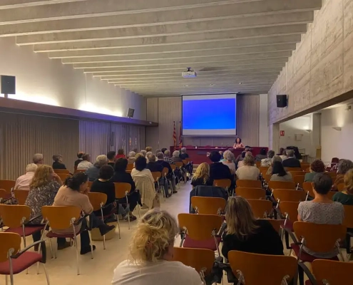 Vista des del fons de la sala dels assistents a la conferència sobre l'acompanyament amb persones amb demència des de la cura familiar, que es farà al Museu de la Mediterrània organitzada per la Fundació-Asil Hospital de Pobres i Malalts de Torroella de Montgrí.