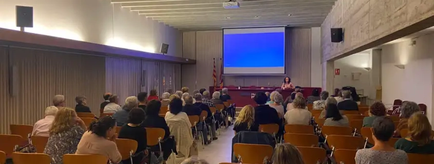 Vista des del fons de la sala dels assistents a la conferència sobre l'acompanyament amb persones amb demència des de la cura familiar, que es farà al Museu de la Mediterrània organitzada per la Fundació-Asil Hospital de Pobres i Malalts de Torroella de Montgrí.